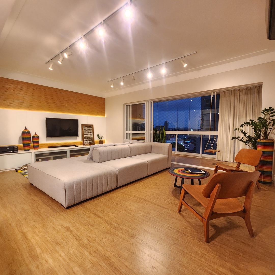 Sala de estar com sofá modular e poltronas de madeira — Edifício Belvedere