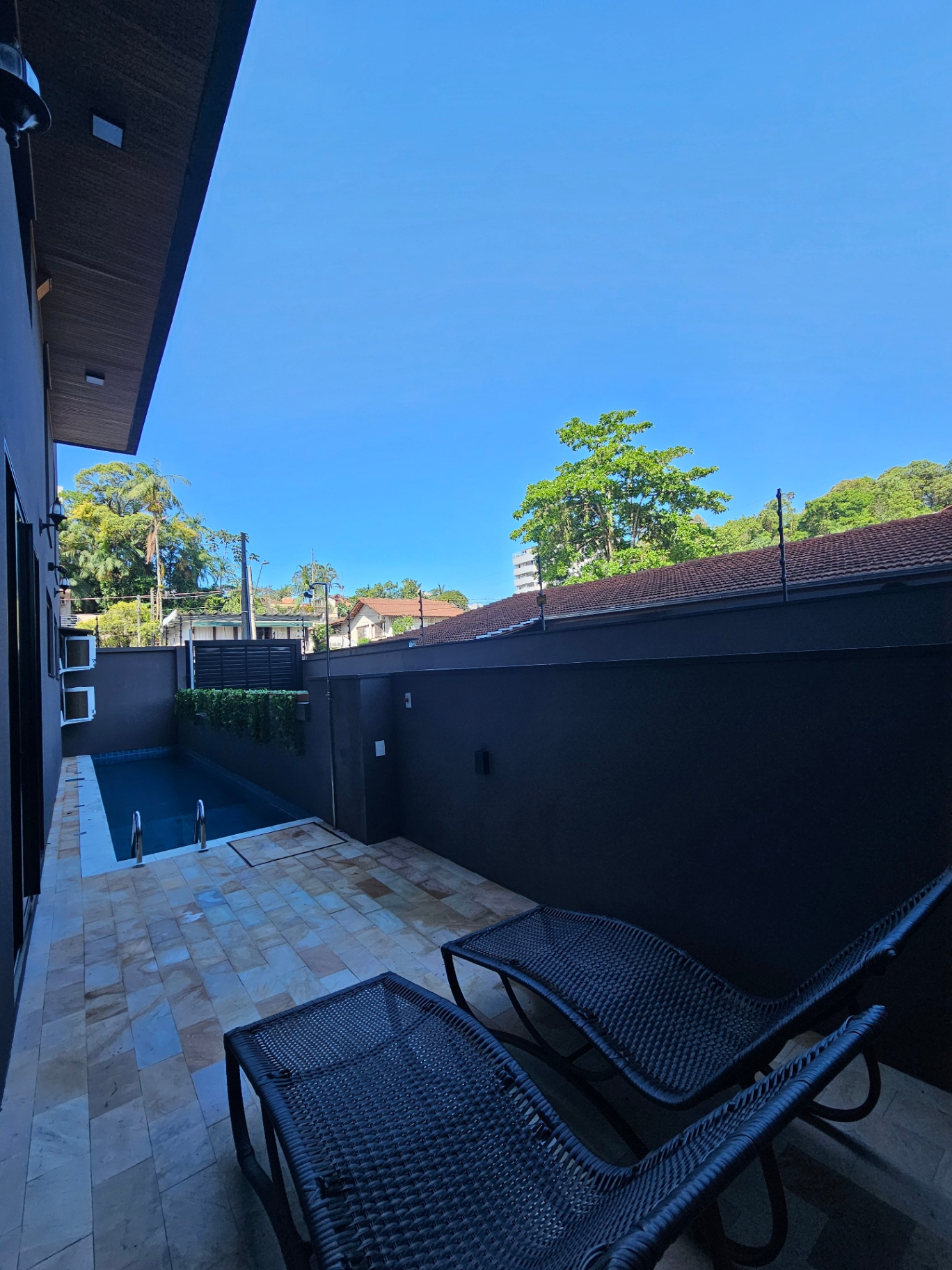 Deck externo com espreguiçadeiras e piscina — Residencial Bled