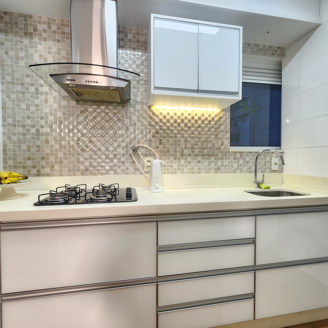 Cozinha planejada com pastilhas e cooktop — Edifício Belvedere